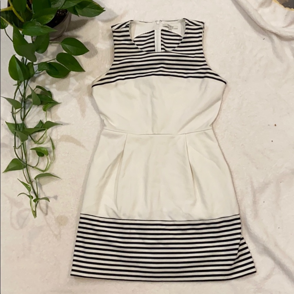 Madewell Black and White dress with pockets!